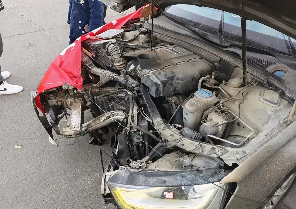 一奥迪车头防撞梁被撞成U字型,安全气囊未打开,4S店:没达到触发的条件