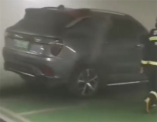 领克01插电混动车型疑似地下车库自燃 车内冒出大量浓烟