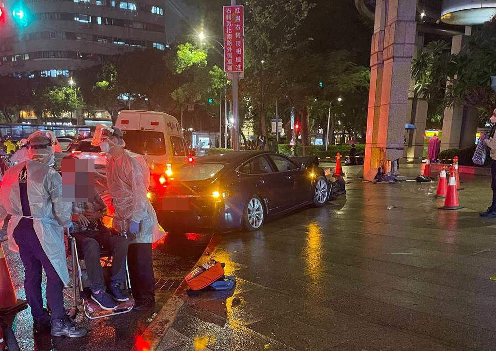 特斯拉暴衝自撞大樓樑柱，波及2名路人，連同駕駛3人送醫，並無生命危險。（民眾提供）